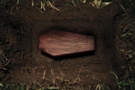 Un bărbat a cerut să fie băgat într-un sicriu și îngropat de viu! O cameră video a surprins ce făcea acesta înăuntru!
