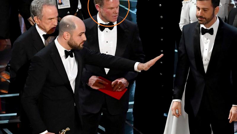 Misterul ceremoniei Oscar, limpezit: Dorelul care trebuia să aibă grijă de plicuri se dădea la Emma Stone în culise și-i punea poze pe Twitter!!!