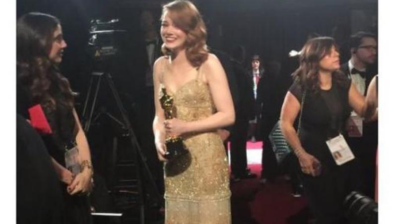 Misterul ceremoniei Oscar, limpezit: Dorelul care trebuia să aibă grijă de plicuri se dădea la Emma Stone în culise și-i punea poze pe Twitter!!!