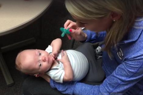 Reacția unui bebeluș surd atunci când aude vocea mamei pentru prima dată! Imaginile sunt emoționante!