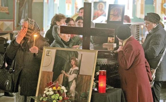 A uitat-o mult prea repede! Unul dintre cei mai apropiați prieteni ai c&acirc;ntăreței a preferat o petrecere &icirc;n loc să vină la &icirc;nmorm&acirc;ntare!