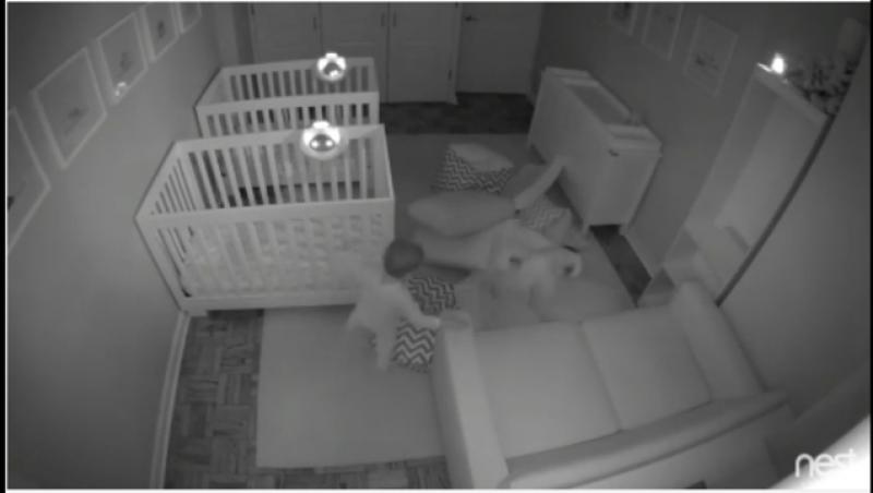 Credeai că puii tăi dorm ca niște îngerași? Ce se întâmplă în camera a doi bebeluși gemeni, la miezul nopții. Este o petrecere în toată regula!