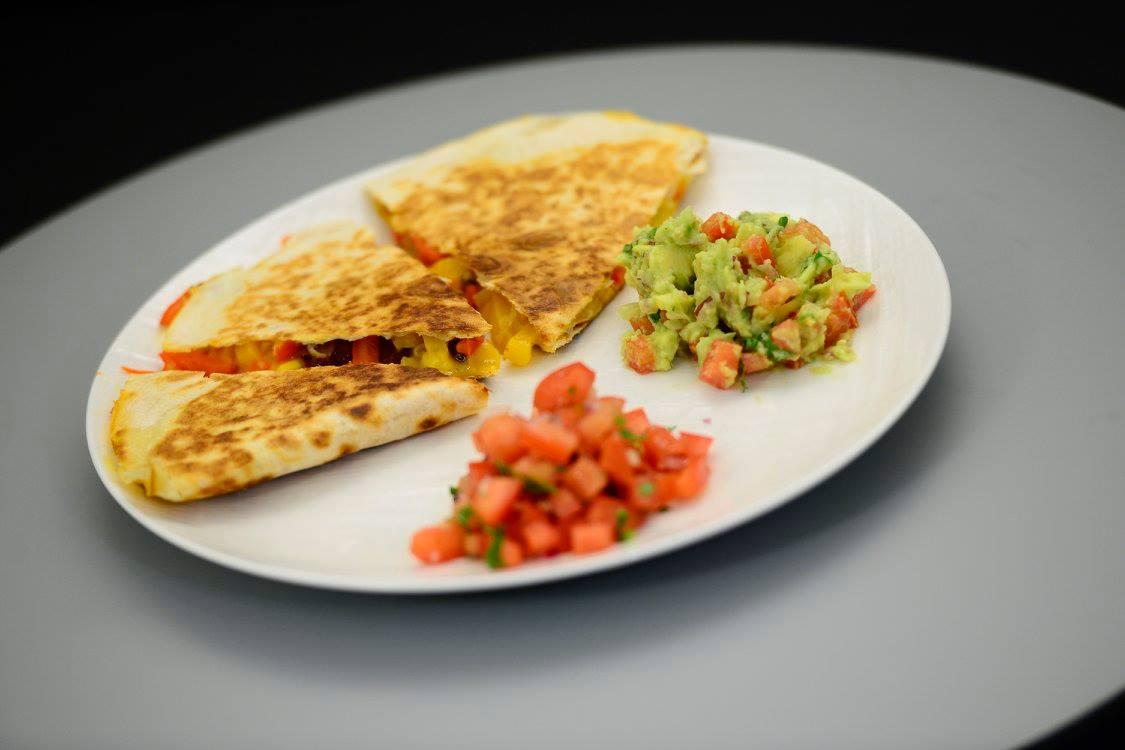 Veggie quesadilla cu salsa si guacamole