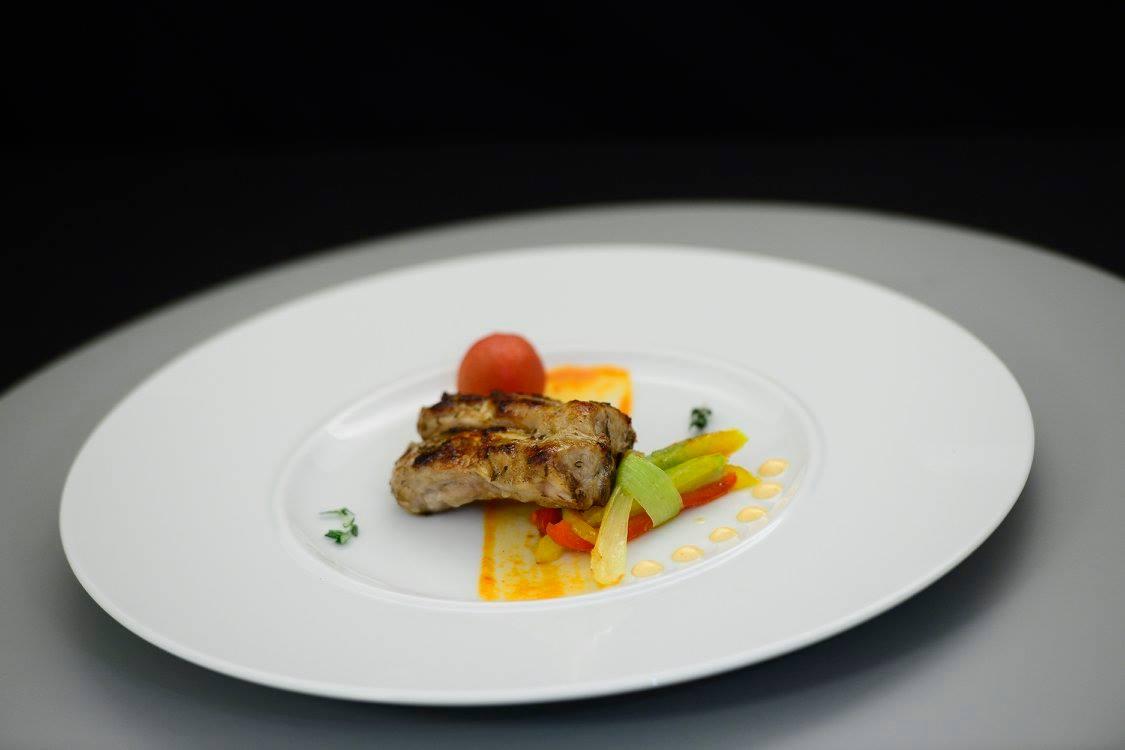 Coaste de porc cu legume sote