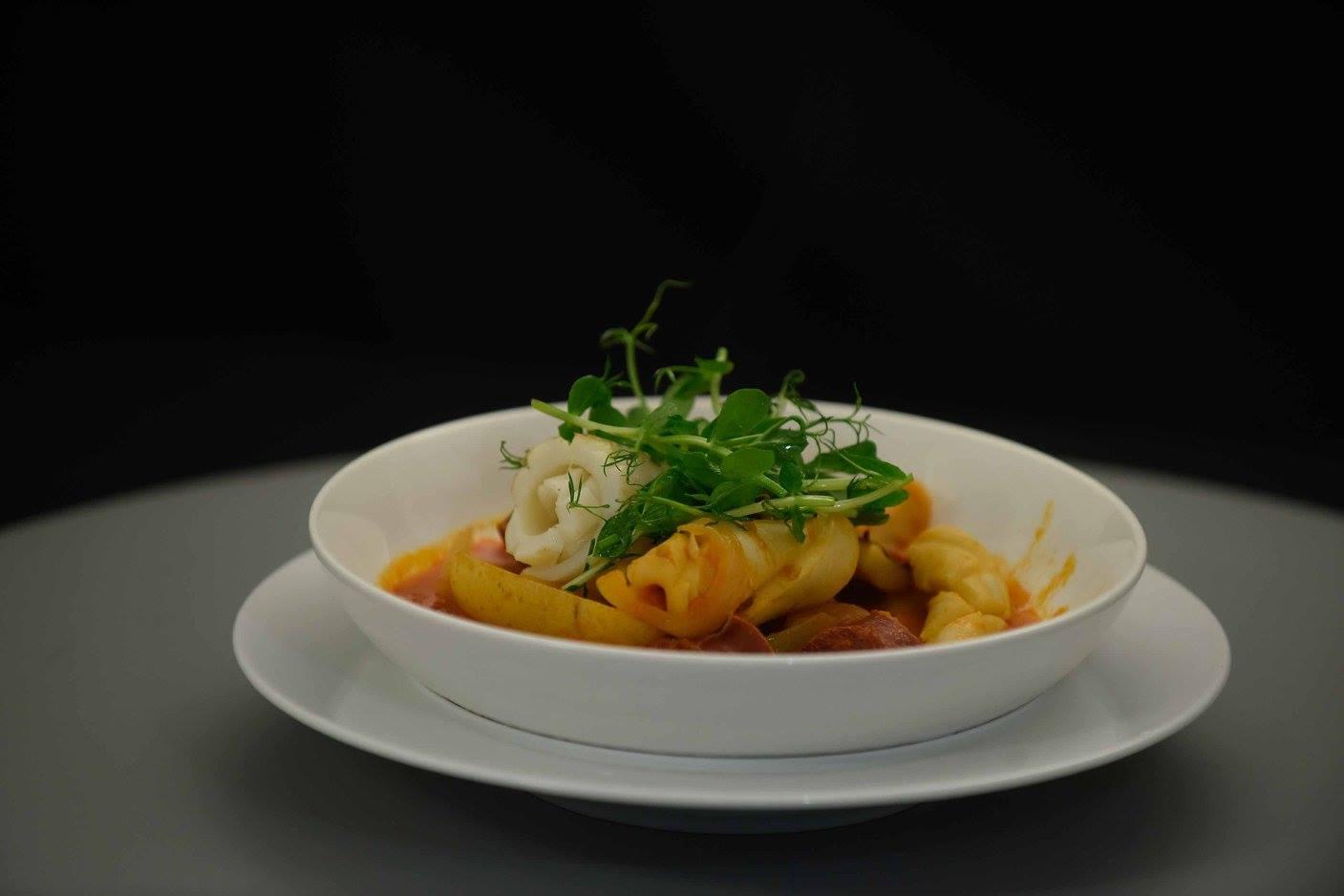 Tocaniță de chorizo cu calamar crocant