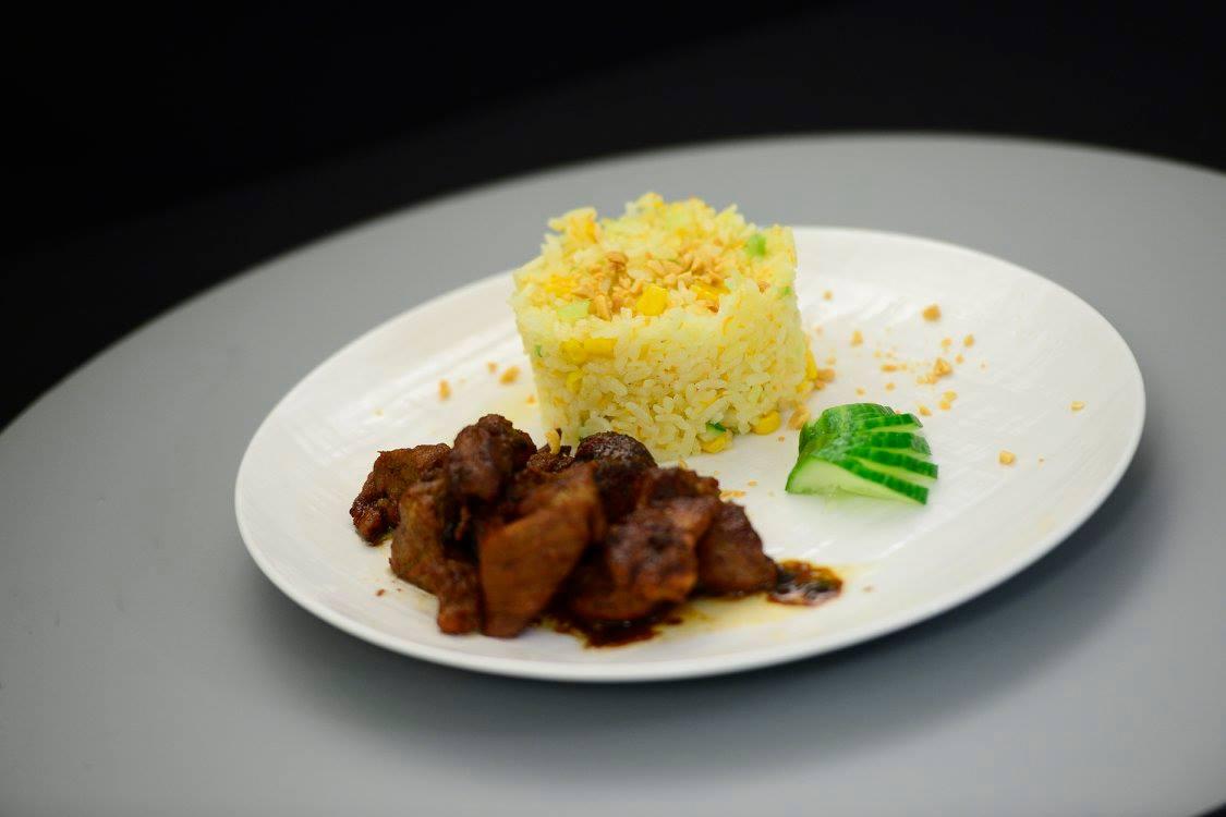 Ceafă de porc și orez cu alune