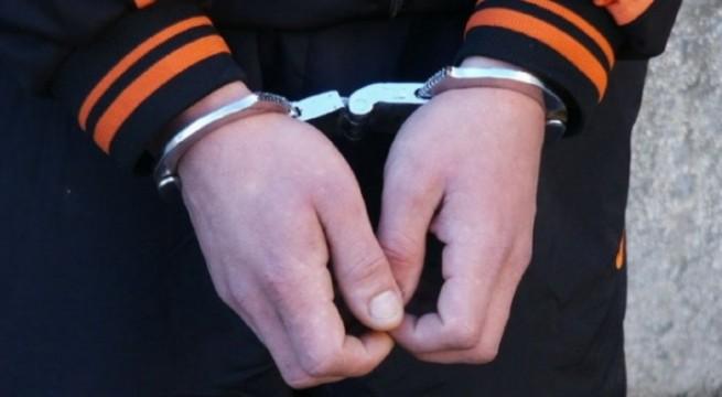 Un vasluian beat a vrut să dea lovitura, &icirc;ntr-un magazin de bijuteri, dar v&acirc;nzătoarea i-a aplicat o corecție. I-a prins degetele &icirc;n sertarul cu aur. N-a mai putut să fugă!