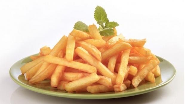 Student rom&acirc;n, arestat pentru că vindea cartofi prăjiți pe Facebook. Polițiștii au năvălit &icirc;n camera t&acirc;nărului!