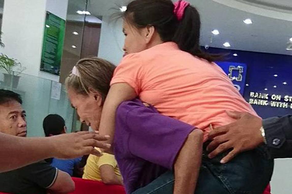 O bătr&acirc;nă &icirc;și cară fiica de 30 de ani &icirc;n spate, zi de zi! Povestea din spatele imaginii a emoționat milioane de oameni