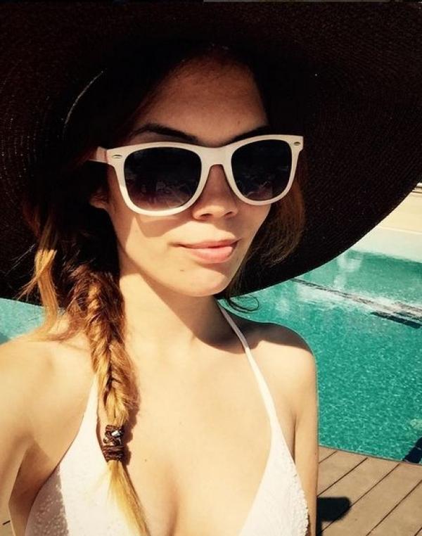 Tovarăși, ea este Alexandra, nepoata lui Ceaușescu! Are 20 de ani și poată vestimentații &bdquo;total&rdquo; neregulamentare