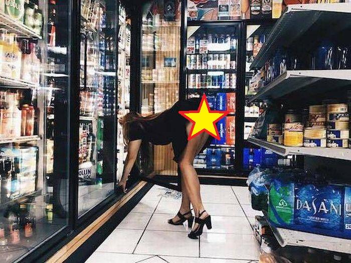 Cine a ascuns sticla? Tânăra care a blocat un magazin întreg timp de zece secunde! Abia apoi și-a dat seama că s-a văzut TOT!