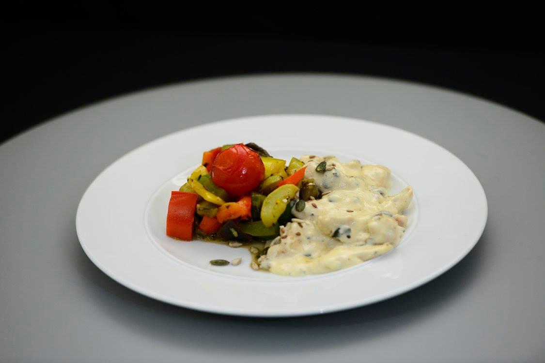 Pui cu sos alb, semințe și legume aromatizate la tigaie