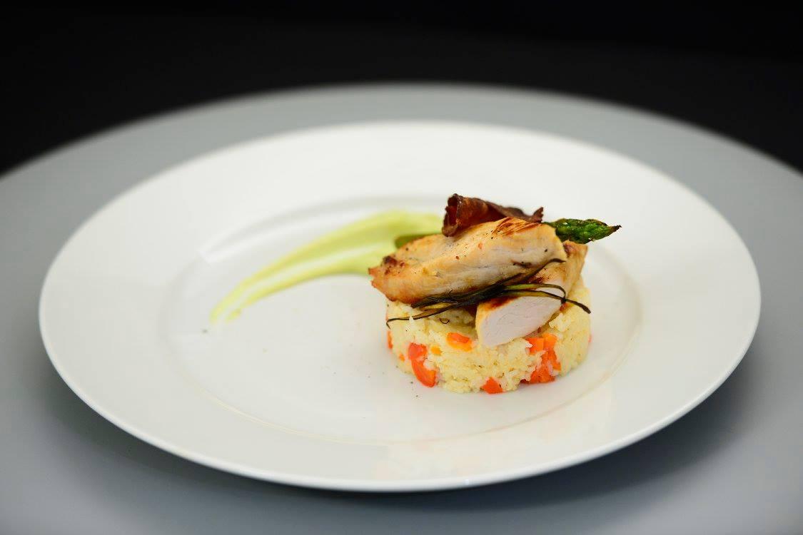 Piept de curcan cu orez basmati și sos de avocado