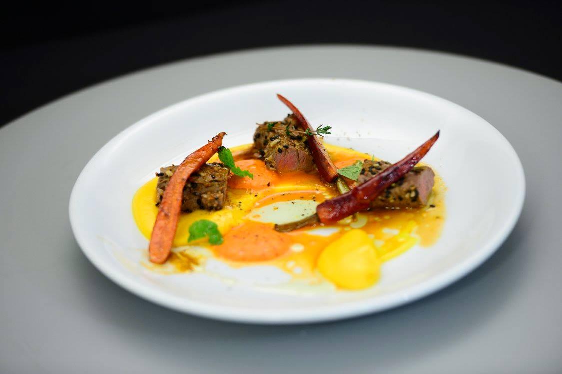 Mușchi de miel &icirc;n crustă de migdale și fistic