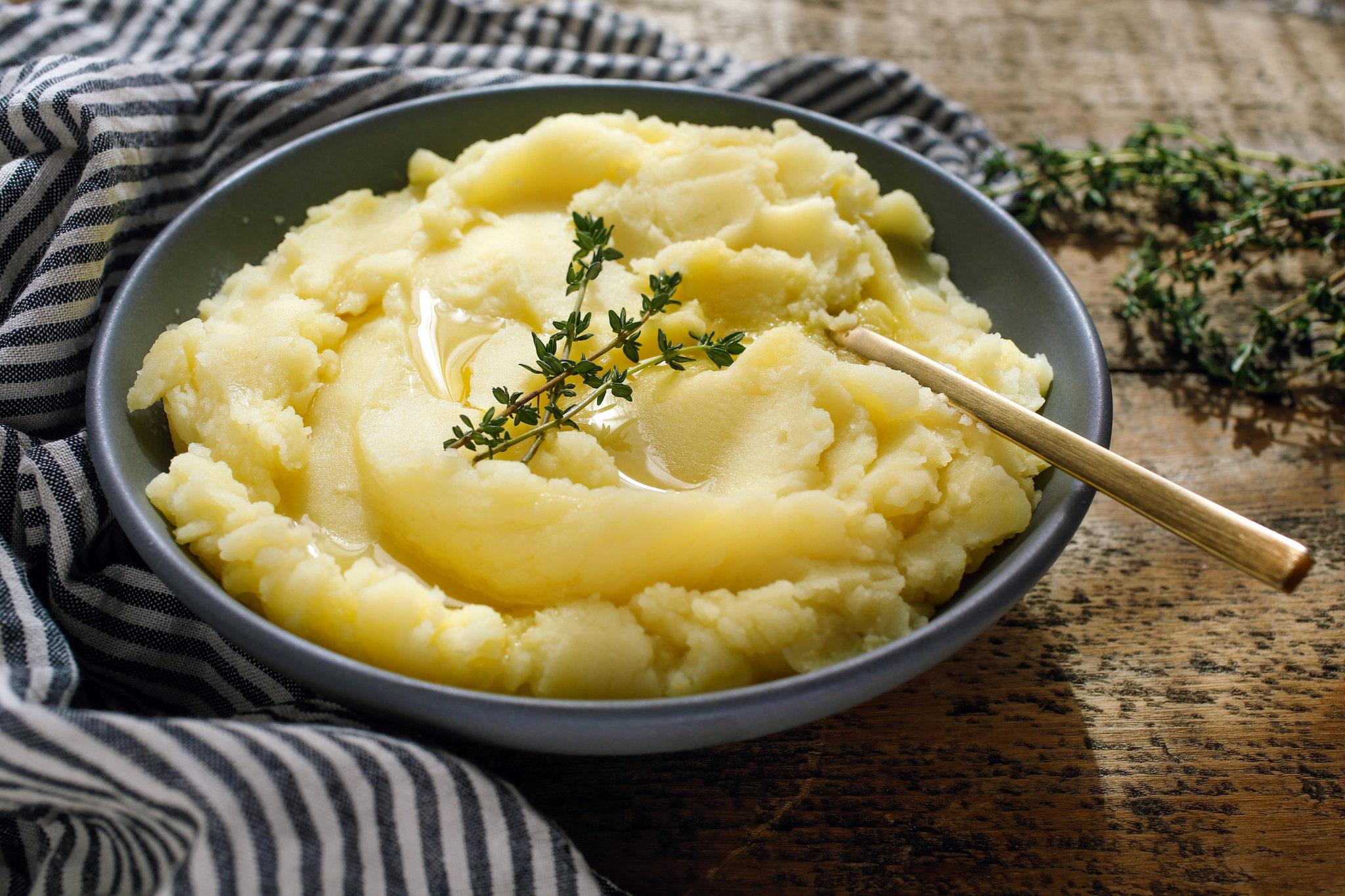 Uită de lapte și de unt! Acesta este secretul unui piure delicios, de care nu te mai saturi!