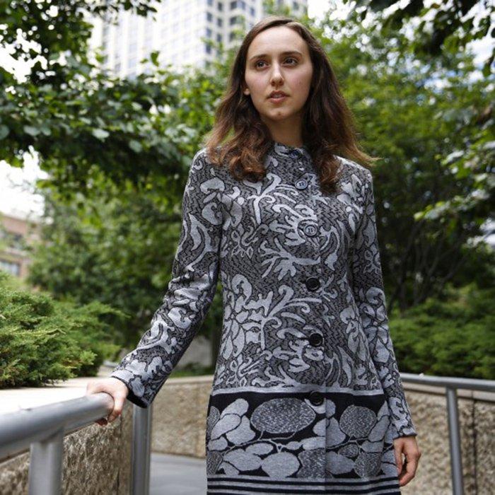 Fata care ascunde un mare secret. Pare o adolescentă obișnuită, dar e total diferită de majoritatea păm&acirc;ntenilor!