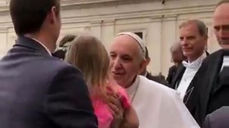 Papa Francisc, țintă ușoară pentru copii. O fetiţă de trei ani a încercat să îi ”fure” boneta papală (VIDEO)