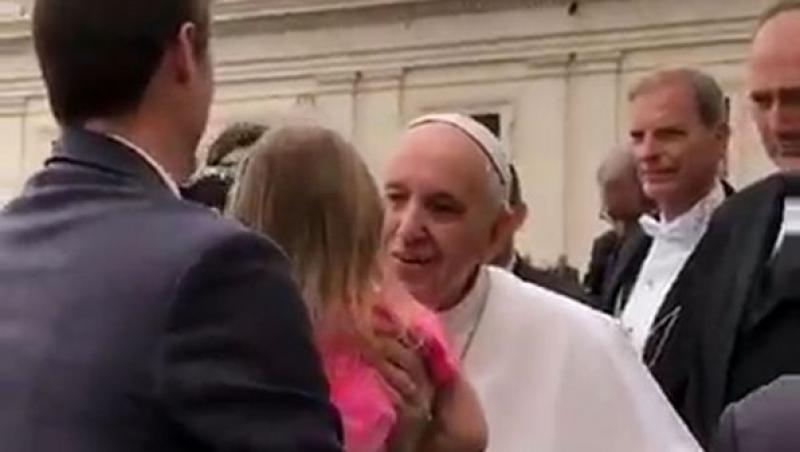 Papa Francisc, țintă ușoară pentru copii. O fetiţă de trei ani a încercat să îi ”fure” boneta papală (VIDEO)