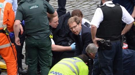 ATENTAT LA LONDRA. Momente dramatice! Subsecretarul de stat din Ministerul britanic de Externe, acoperit de sânge pe față, după ce a resuscitat o victimă a atacului