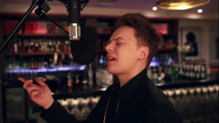 Cel mai neaşteptat cover după "Subeme la radio"! Un t&acirc;năr britanic c&acirc;ntă exemplar &icirc;n limba spaniolă. P&acirc;nă şi Enrique Iglesias ar fi invidios