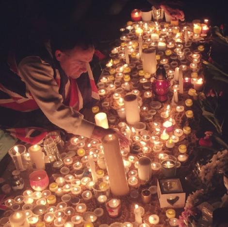 ATENTAT LA LONDRA. Momente dureroase în Piața Trafalgar! Britanicii își plâng morții, după atacul terorist de ieri: "Iubire pentru toți, ură pentru nimeni"