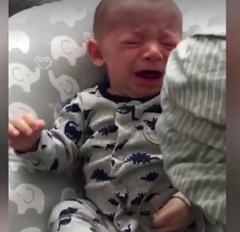 Legătura dintre mamă și copil este sf&acirc;ntă! Un bebeluș se oprește din pl&acirc;ns, &icirc;n momentul &icirc;n care simte mirosul mamei, pe o haină