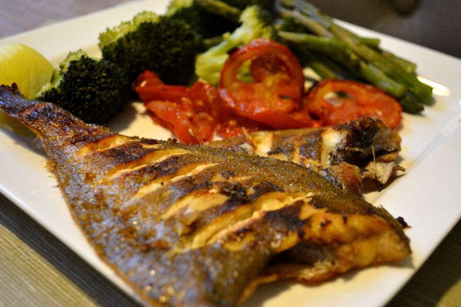 Cea mai simplă rețetă de pește la cuptor. Aprinzi aragazul și poți pleca liniștită la cumpărături. Apoi, vei avea o masă pe cinste!