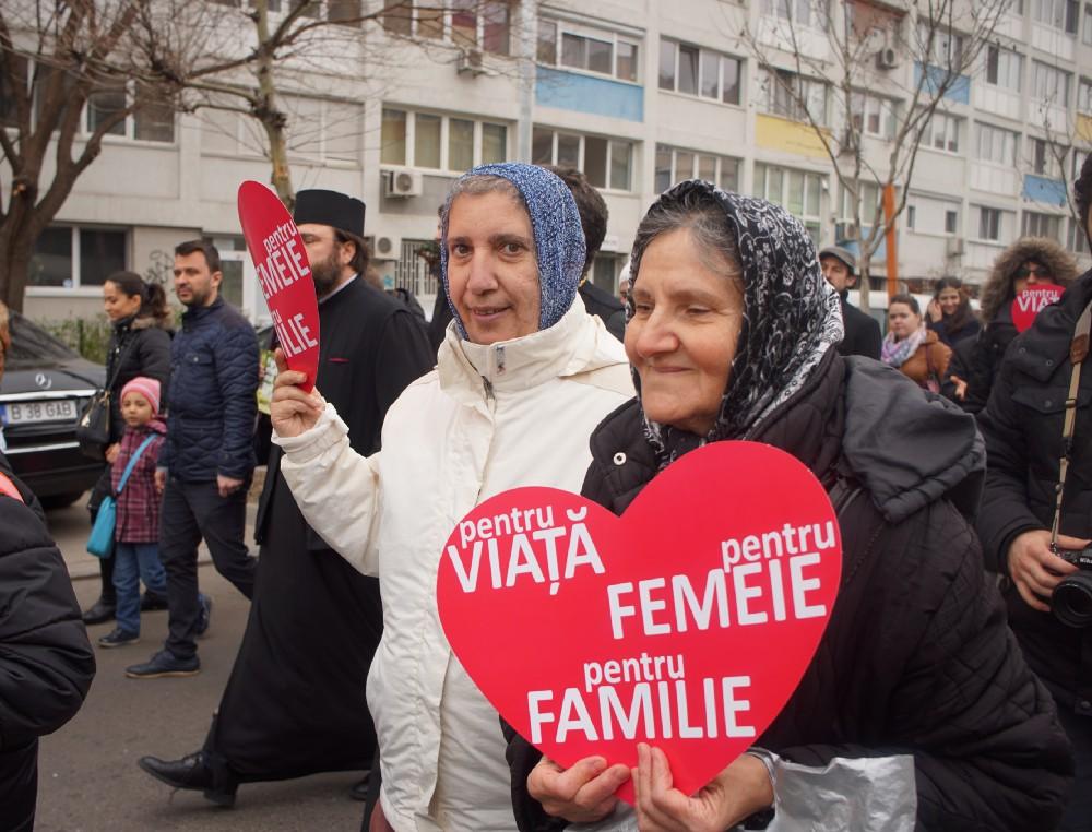 Marșul pentru Viață, criticat dur: &bdquo;Babele alea de militează anti-avort &icirc;mi plac cel mai mult. Știu ele cel mai bine. C&acirc;te avorturi d-alea croşetate au ele la activ numa' bunul Dumnezeu ştie!&rdquo;