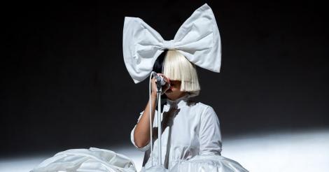 VIDEO! Paparazzii au surprins chipul „cântăreței fără față”. Cum arată celebra Sia fără mască și perucă