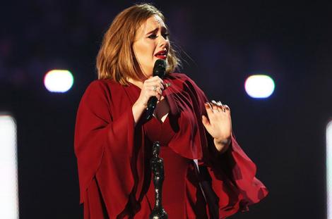 VIDEO / Surpriză pentru fanii lui Adele, în timpul unui concert. Artista și-a întrerupt show-ul pentru un moment inedit: "Am fost copleşită. Mi-au dat lacrimile"