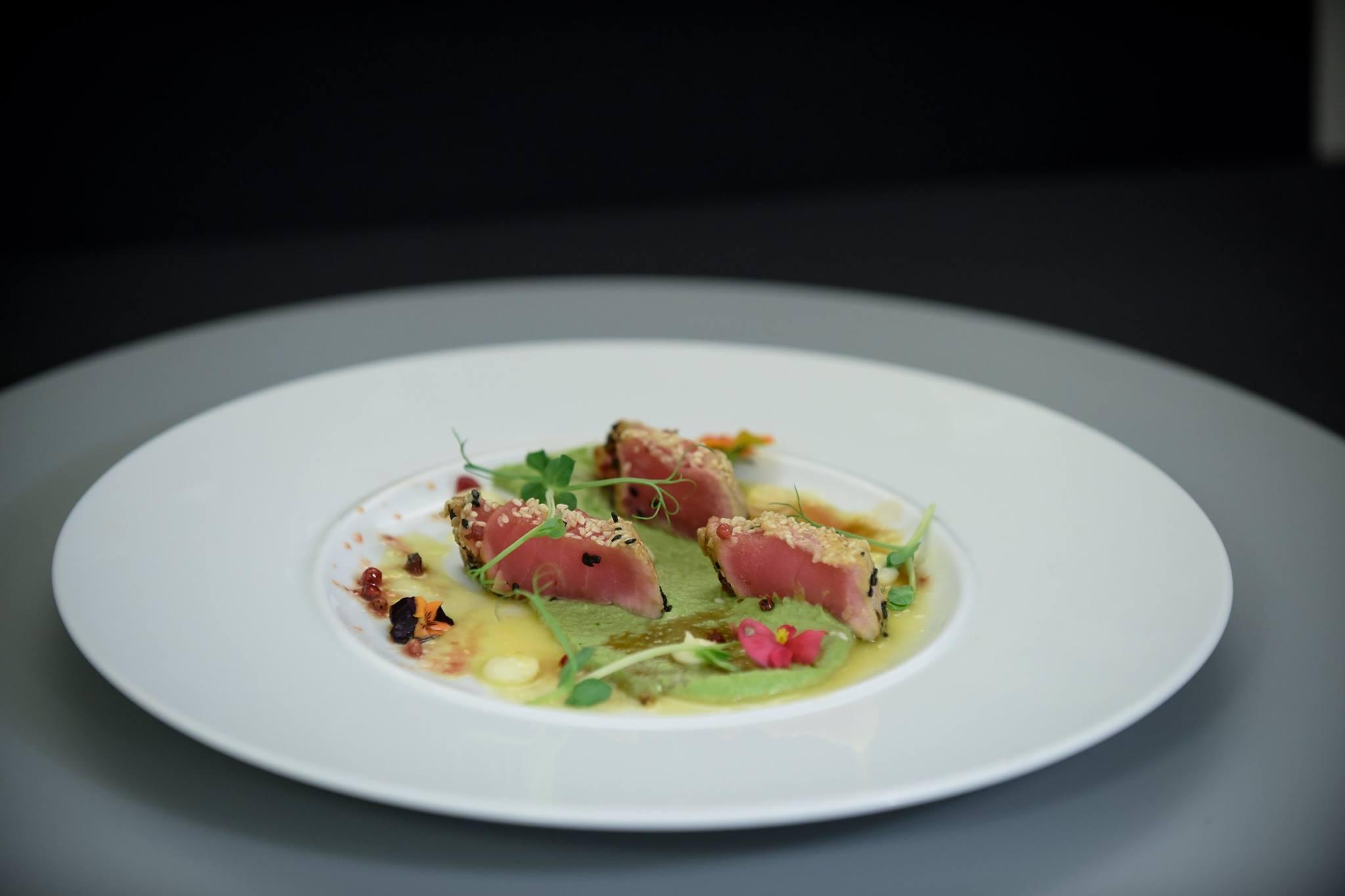 Ton &icirc;n crustă de piper roșu cu piure de cartofi și mazăre