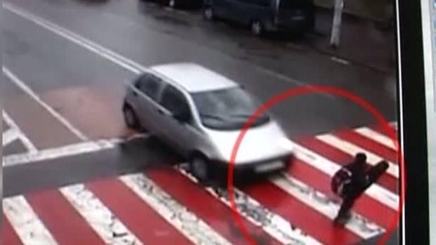 Noua &bdquo;modă&rdquo; CRIMINALĂ, care sperie planeta! Șoferii care OMOARĂ INTENȚIONAT pietonii loviți &icirc;n trafic!