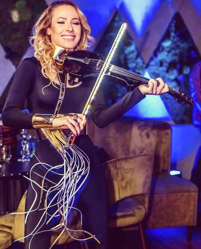 O vioară, un mega hit şi... Carla's Dreams! Ascultă "Sub Pielea Mea" interpretată de Amadeea Violin. O să o pui pe repeat!
