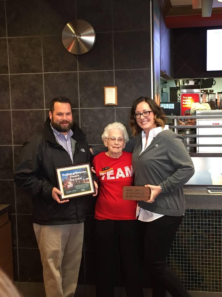 &bdquo;&Icirc;mi place cu adevărat. Viaţa este ceea ce faci.&rdquo; O bunicuță de 94 de ani lucrează de patru decenii la un fast food şi nu vrea să audă de pensionare!