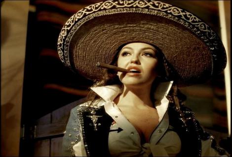Mişcări care înnebuneau bărbaţii, senzualitate şi un trup zeiţă! Îţi mai aduci aminte de Thalia în clipul "Amor a la Mexicana"? ATUNCI VS. ACUM