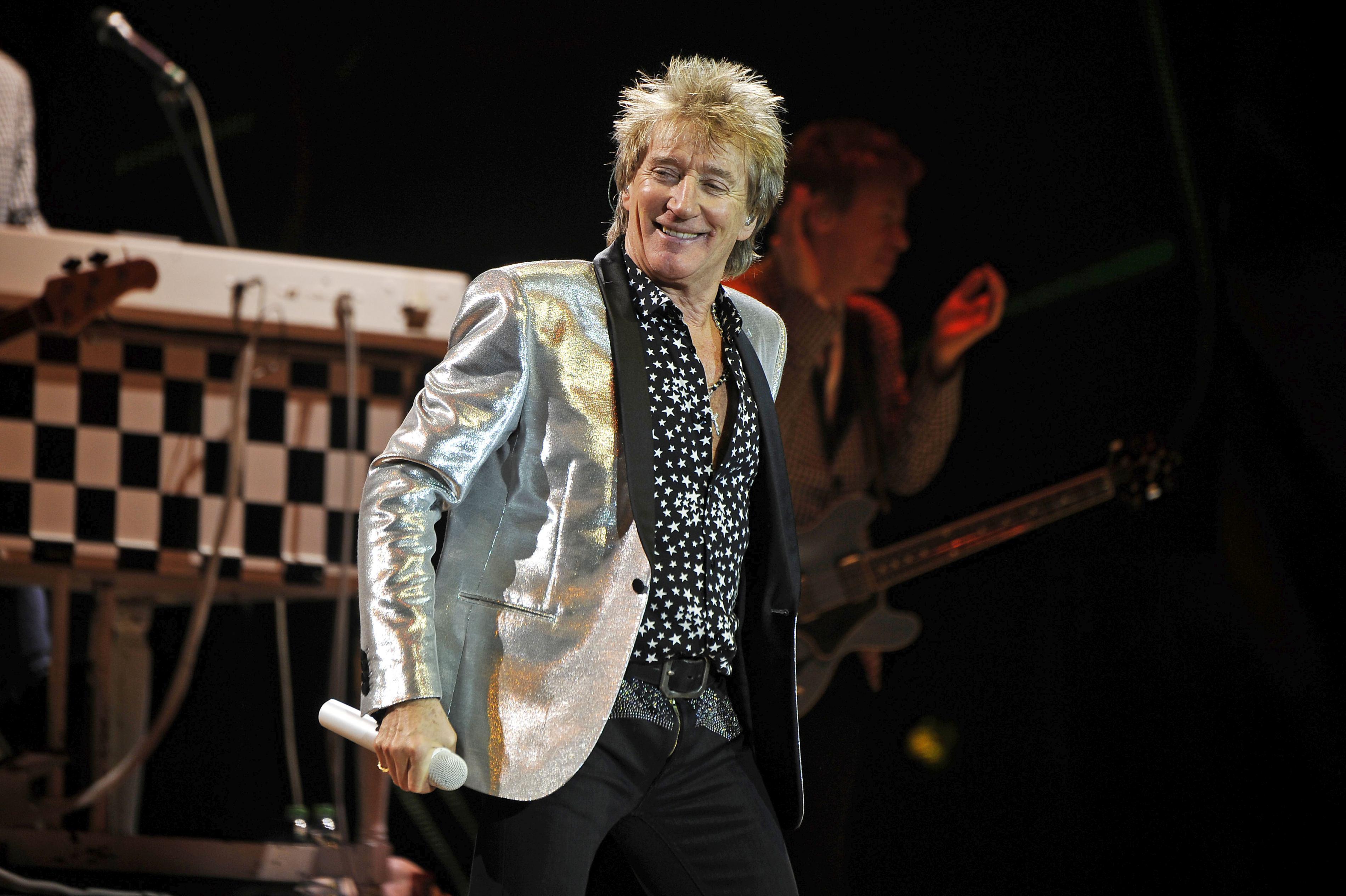 C&acirc;ntărețul Rod Stewart, glume pe seama execuţiilor ISIS. Artistul a imita o decapitare, spre oroare fanilor