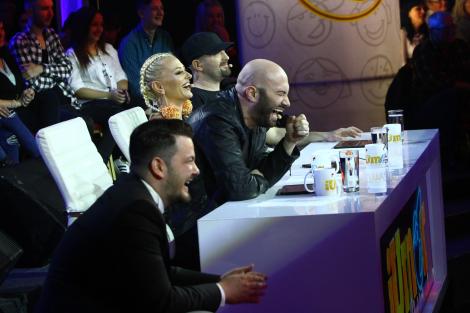 Cheloo părăsește masa juriului, chiar din prima ediție a emisiunii ”iUmor”. "Simt cum mă pătrunde pacea! Practic, primesc un glonț în cap cu fiecare ”pace”