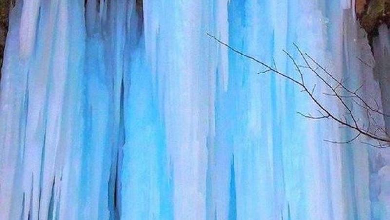 Imagini IREALE! Canionul Şapte Scări are o culoare turcoaz. Izvoarele sale au îngheţat şi au format ţurţuri coloraţi