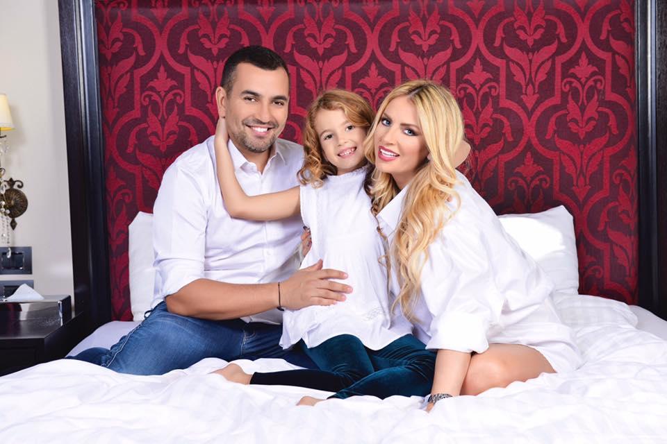 Andreea Bănică, același iubit de peste 20 de ani. Cum a &icirc;nceput povestea frumoasă dintre artistă și soțul ei: "Nici măcar nu știam să sărut și mă simțeam super prost și evitam să fiu sărutată"