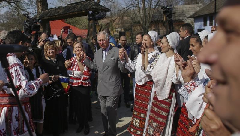 FOTO de pus în ramă! Dovada că Prinţul Charles îi iubește pe români: S-a prins în horă și a dansat alături de ansamblul din Teleorman