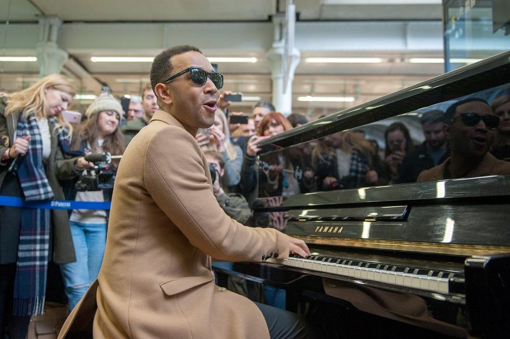 VIDEO / John Legend, recital de exceție, &icirc;ntr-o gară. Și-a instalat un pian și i-a lasat mască pe călători
