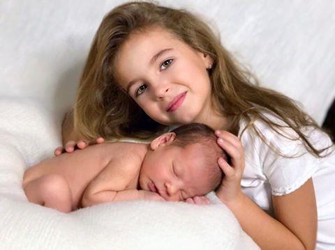 "Minunile mele", &icirc;ntr-o fotografie de peste 60 de mii de aprecieri. Andreea Bănică, o mămică fericită și m&acirc;ndră de puii ei. Fetița este superbă, iar cel mic &icirc;i seamănă perfect