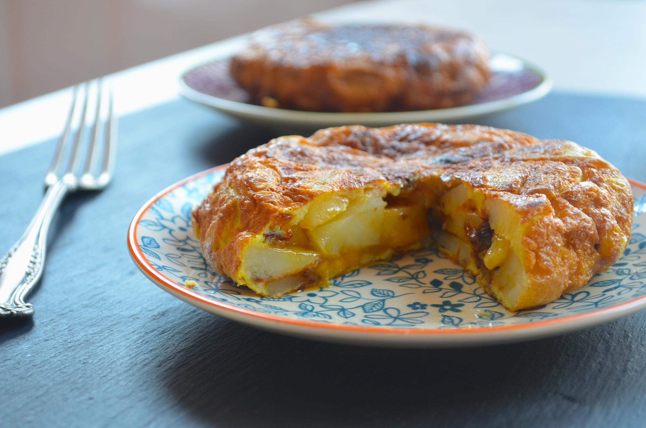 Omleta spaniolă cu cartofi, o m&acirc;ncare de care nu te mai saturi! Tortilla de patatas e gata imediat!