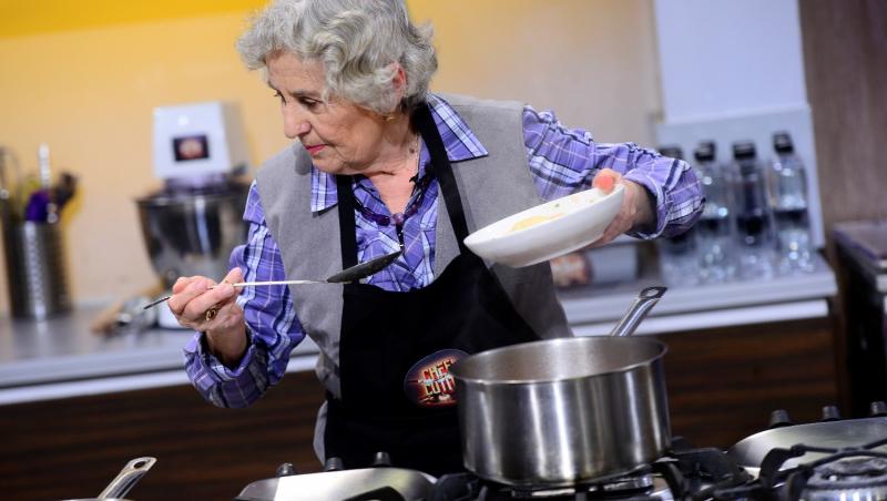 O bunicuță cochetă, de 76 de ani, are sfaturi de gătit pentru jurații de la „Chefi la cuțite”. Nici gunoiul nu-l duce dacă nu este rujată