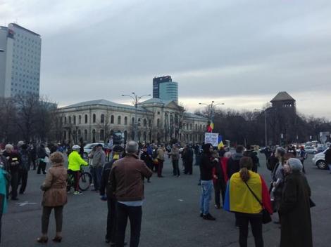 Zeci de protestari s-au adunat în Piaţa Victoriei! Mulțimea va pleca în marş spre Parlament