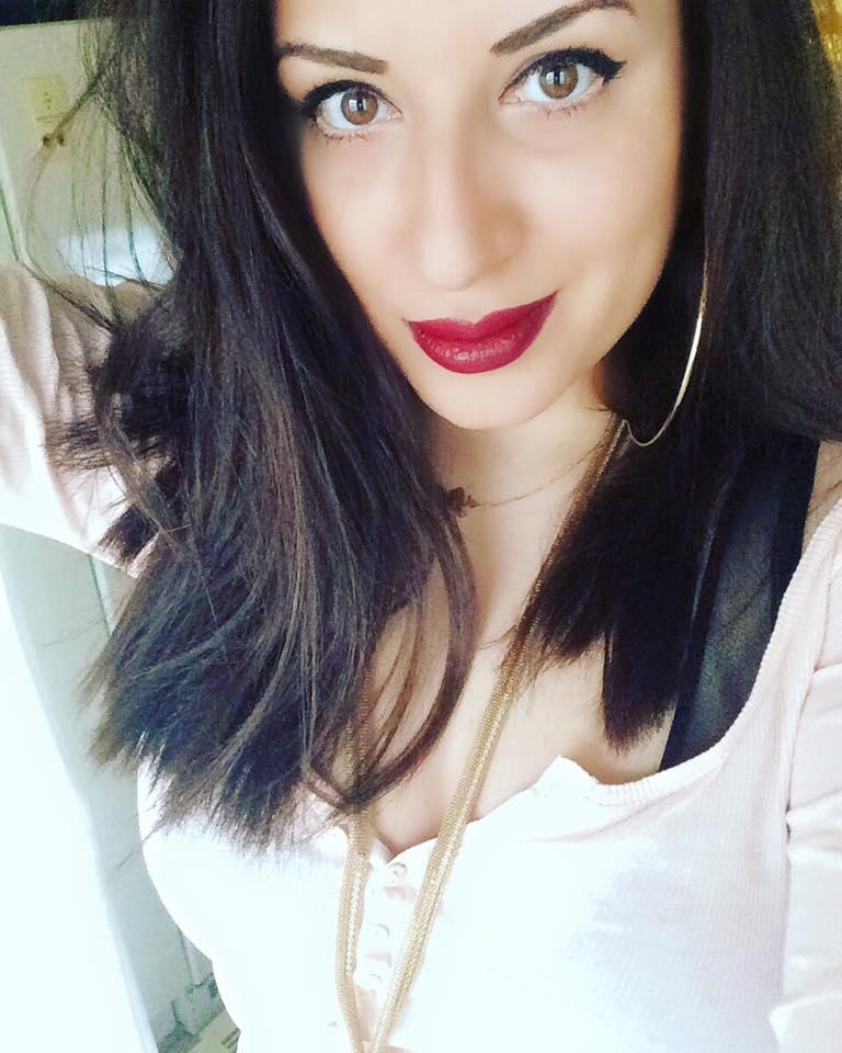 De ce RALUCA JENSEN, femeia care și-a pus copila să protesteze, nu s-ar &icirc;ntoarce vreodată &icirc;n Rom&acirc;nia! &bdquo;Femeia trebuie să fie feminină, supusă, să stea la cratiță și să facă copii&rdquo;