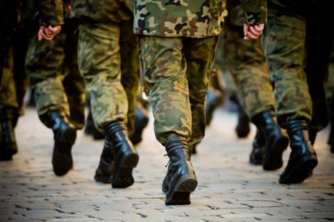 ”Stau în unitate, fac târâș pe coate!” Zeci de mii de tineri, chemați la apel: Suedia reintroduce armata obligatorie din vara lui 2017