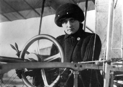 O licenţă de zbor, în loc de mărţişor! Pe 8 martie 1910, Raymonde de Laroche devine prima femeie pilot din lume