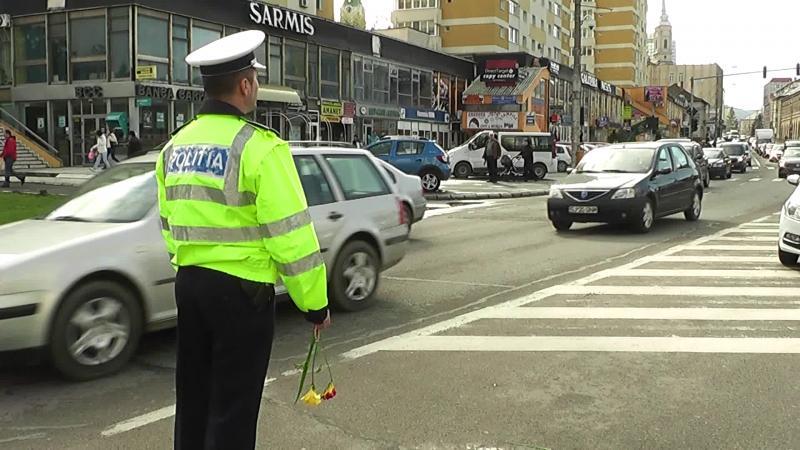 Poliţiştii de la Rutieră oferă cel mai frumos cadou doamnelor şi domnişoarelor! E oficial: femeile sunt mai atente la volan decât bărbaţii