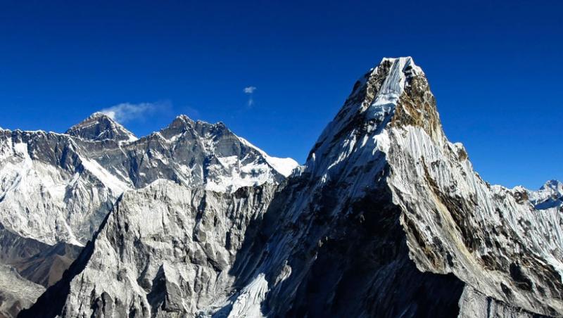 Everestul, muntele învingătorilor, unde zac sub gheaţă 200 de învinşi, remăsurat! Au lăsat orgoliile la o parte şi, după şase decenii, vârful “dorit” de toţi alpiniştii va fi scris cu altă înălţime în cărţile de geografie